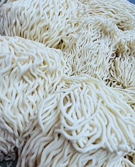 スープと絡む、細麺。